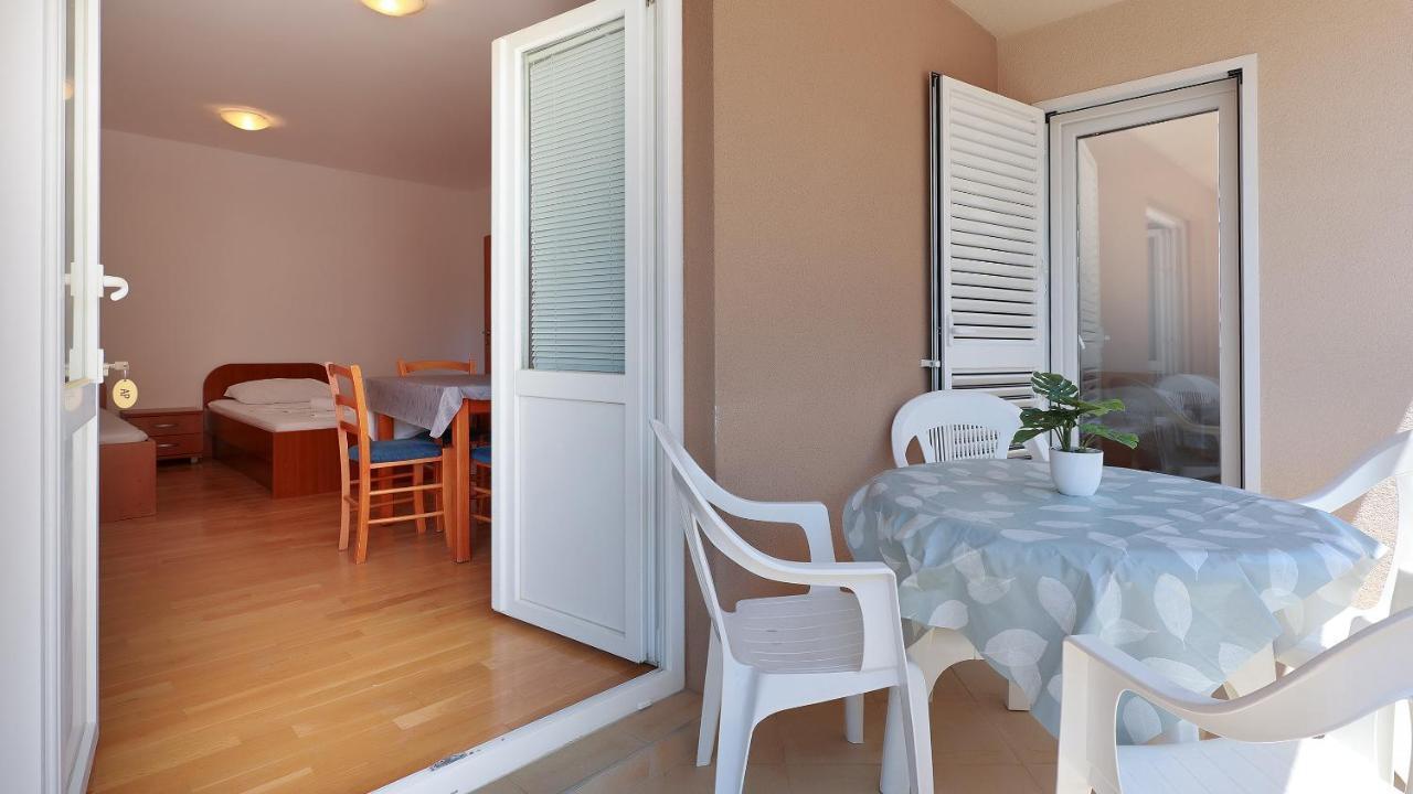 Apartments Tomy Новалья Экстерьер фото