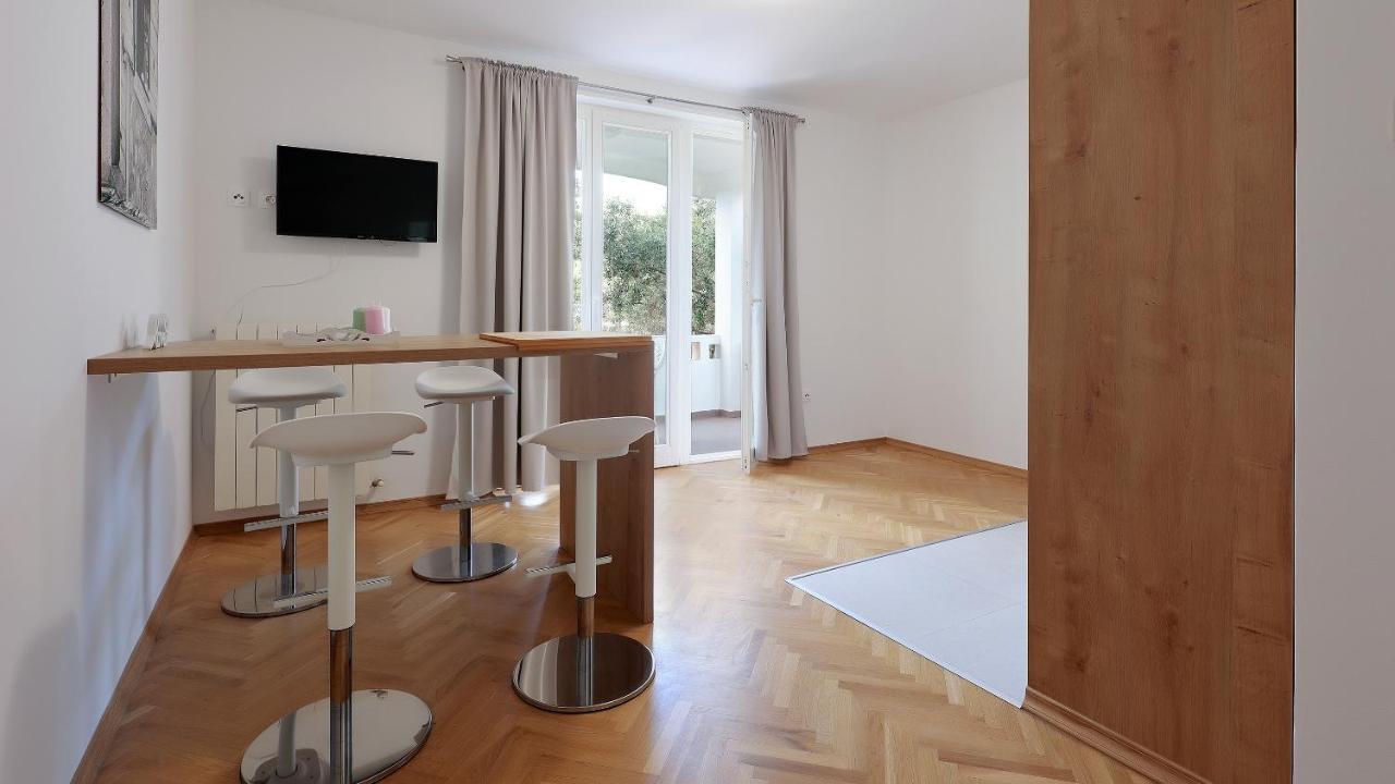 Apartments Tomy Новалья Экстерьер фото