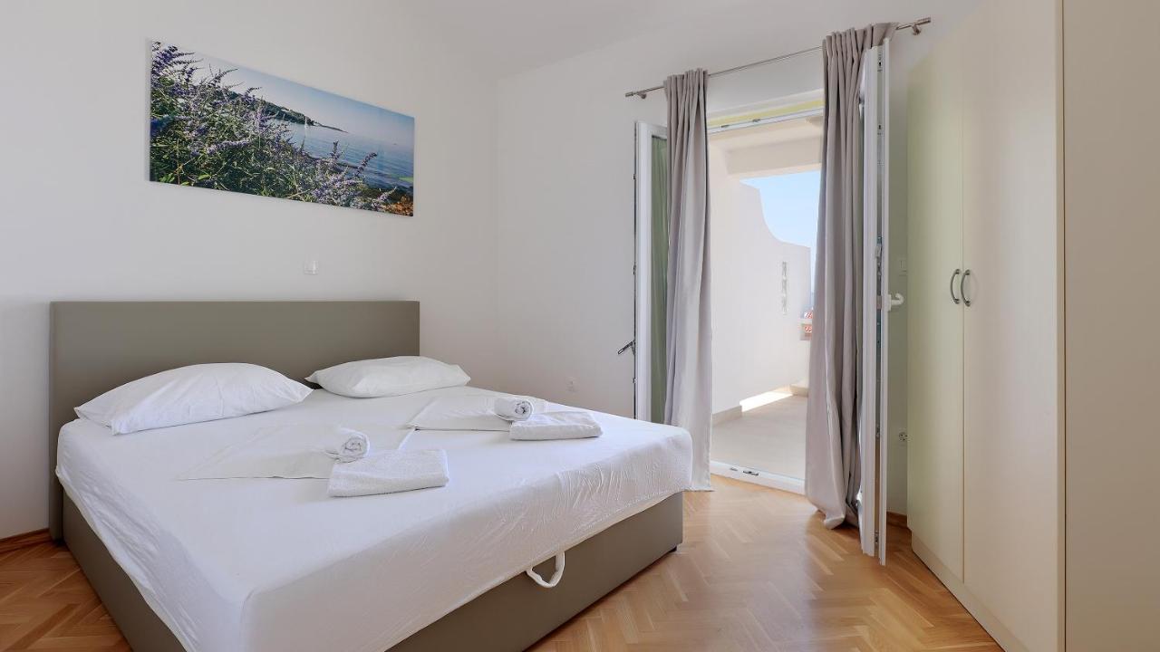 Apartments Tomy Новалья Экстерьер фото